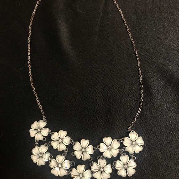 Layered flower necklace with stone accents - Picture 4 of 6